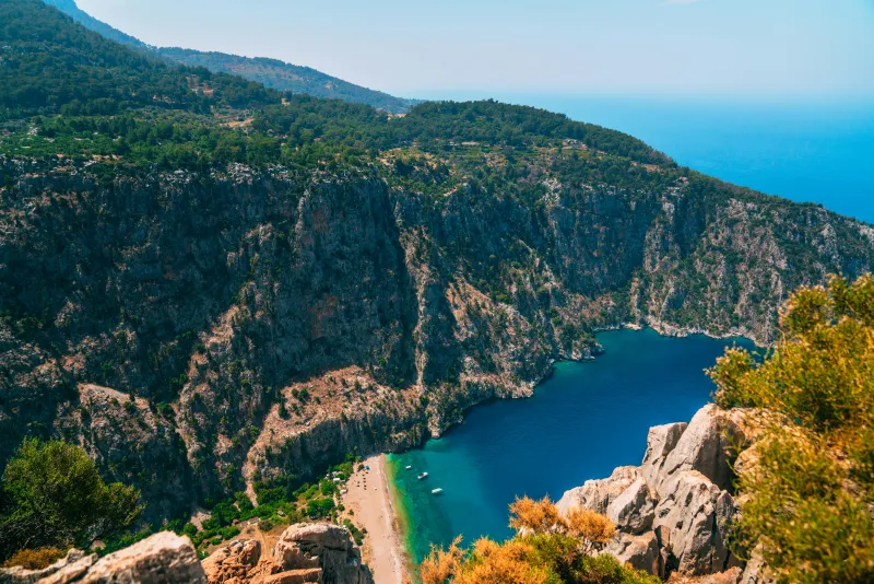 Fethiye manzarası üstten görünüm turkuaz koy ve kayalıklar