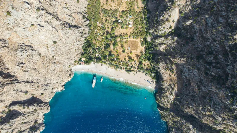 Kelebekler vadisi kuş bakışı drone görüntüsü deniz ve tekneler